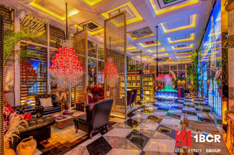 THE RIVIERA OCEAN DRIVE PATTAYA - Luxusný interiér s červenými lustrami, pohodlnými sedadlami a umeleckými dekoráciami pre Výstavbu bytov.