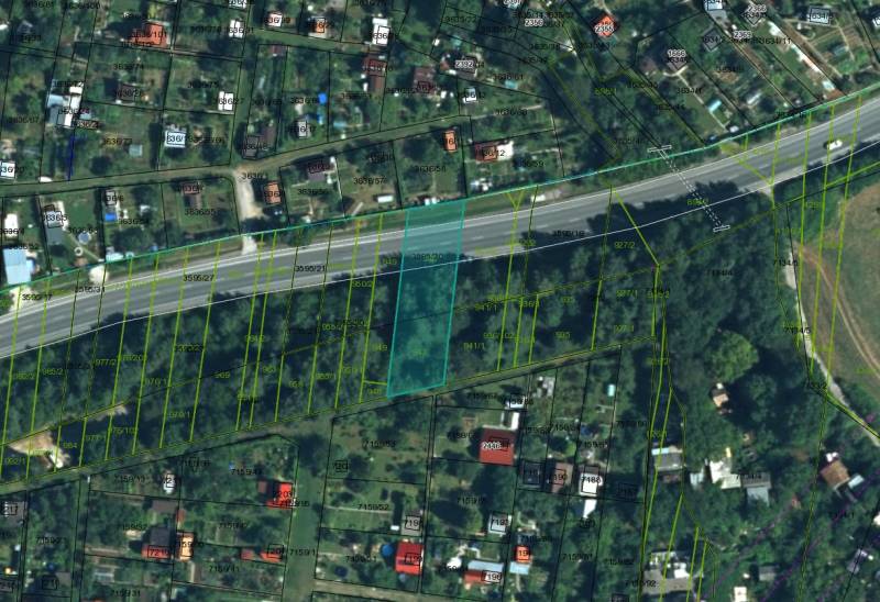Prievidza – 986 m2 ORNÁ PÔDA - PREDAJ - Satelitná snímka poľnohospodárskych a lesných pozemkov v Prievidzi s výraznými parcelnými čiarami.