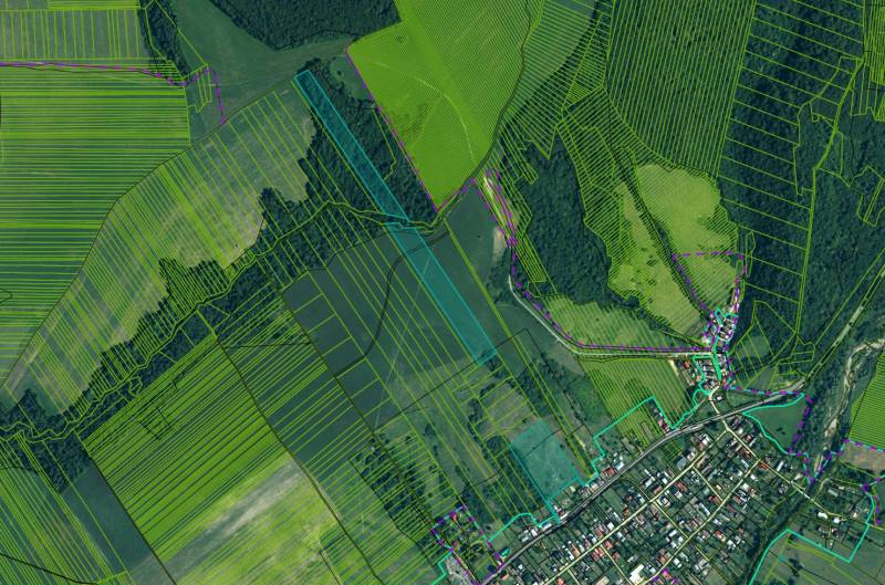 Ladomirová – 13.193 m2 POZEMKY v pozemkových úpravách - Letecký pohľad na poľnohospodárske a lesné pozemky v okolí Ladomirovej.