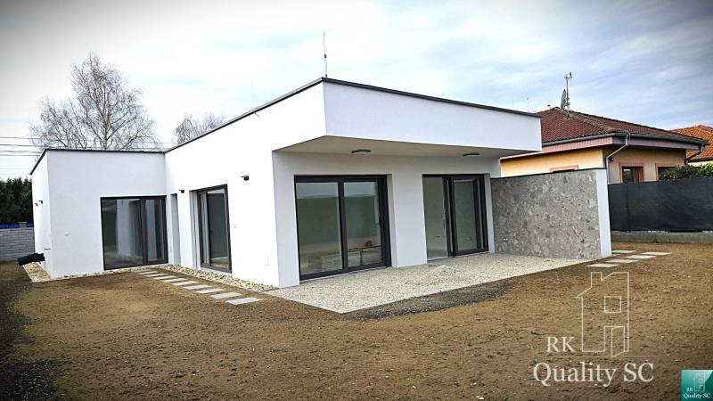 Okr. Senec - Tureň - NA PREDAJ nízkoenergetická novostavba - 4 izbový  - Rodinný dom v Tureni s rovnou strechou a veľkými sklenenými dverami.