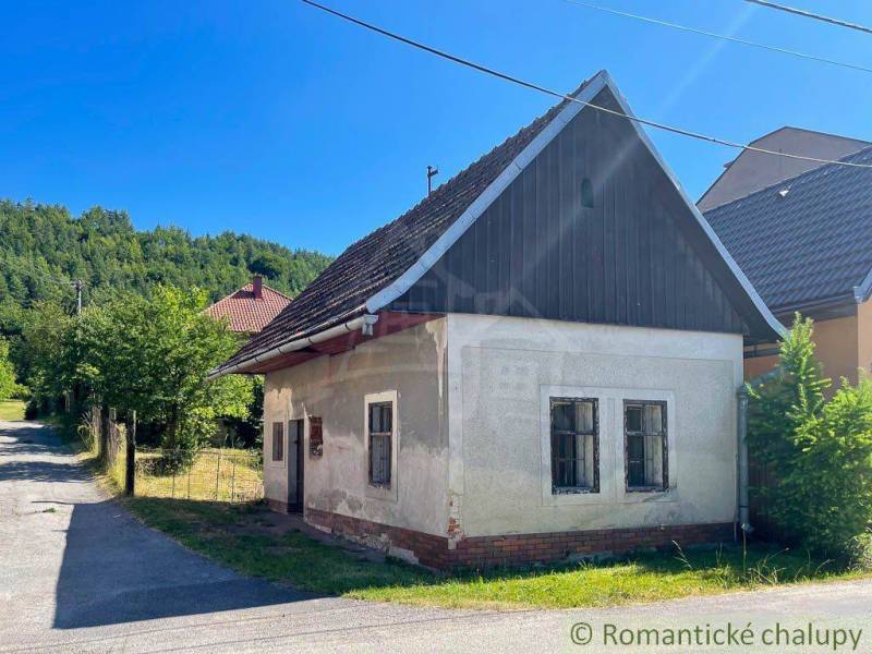Vytvorte si vysnívaný domov v Šalkovej (Banská Bystrica) - Rodinný dom v Banskej Bystrici s tradičnou sedlovou strechou, okolitá príroda.