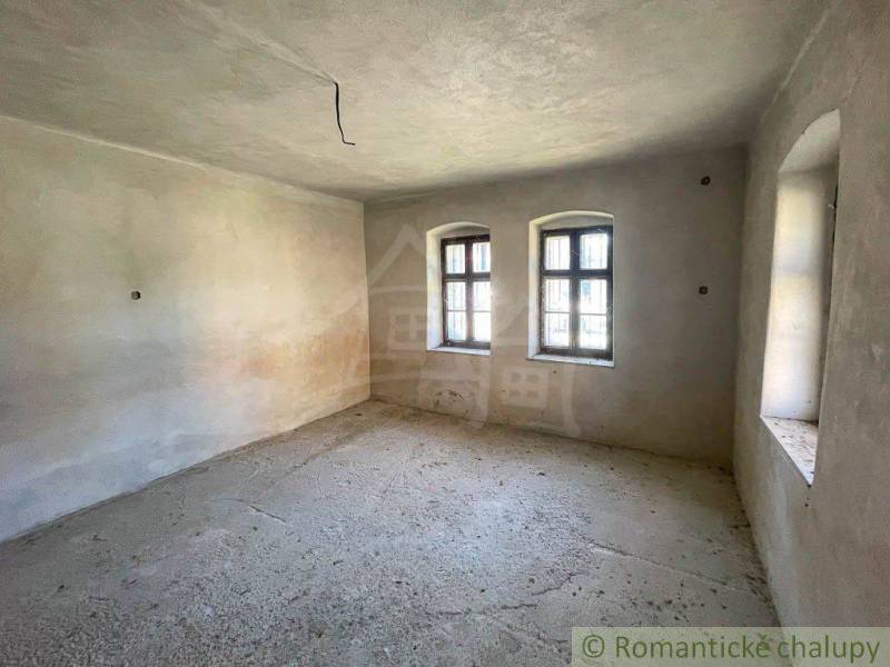 Vytvorte si vysnívaný domov v Šalkovej (Banská Bystrica) - Prázdna izba s dvoma oknami v rodinnom dome.