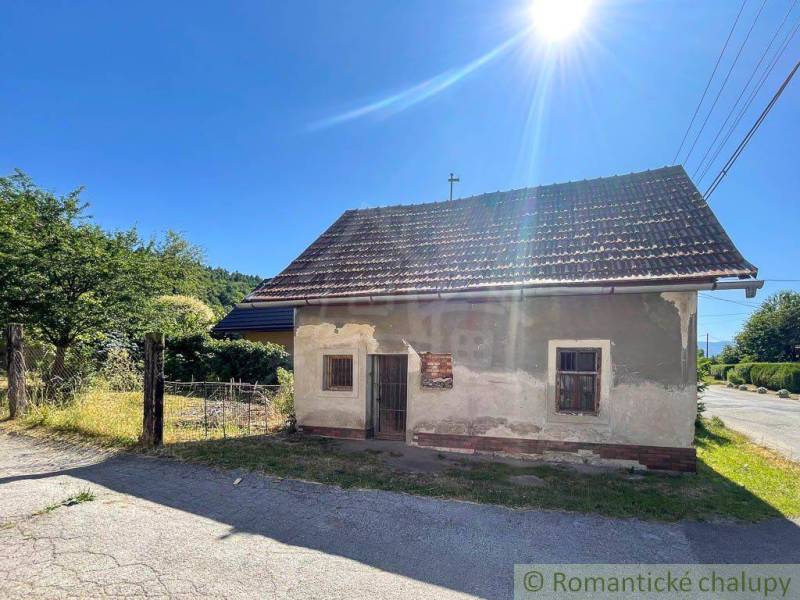 Vytvorte si vysnívaný domov v Šalkovej (Banská Bystrica) - Rodinný dom pri Banskej Bystrici s tradičnou strechou a vidieckym prostredím.