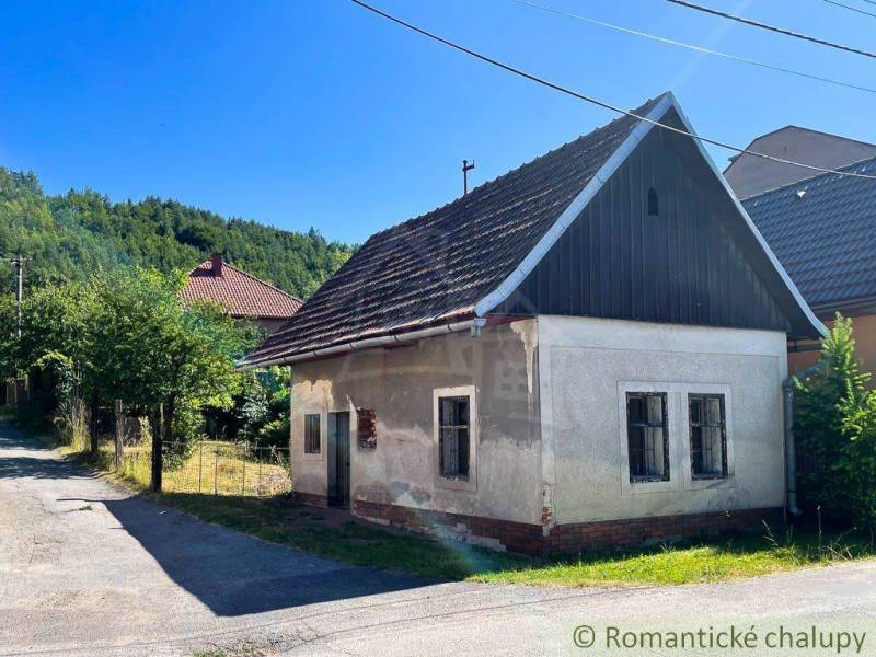 Vytvorte si vysnívaný domov v Šalkovej (Banská Bystrica) - Rodinný dom v Banskej Bystrici s tradičnou architektúrou na okraji lesa.