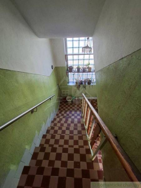 Priestranný poschodový rodinný dom v Lovinobani - Schodisko v rodinnom dome so zelenými stenami a šachovnicovou dlažbou.