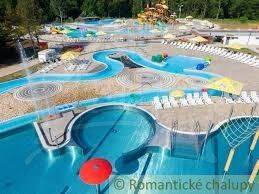 Priestranný pozemok so starším rodinným domom v obci Tvrdošovce - Aquapark so šmykľavkami a bazénmi v Štefanovičovej, ideálny na letnú rekreáciu.