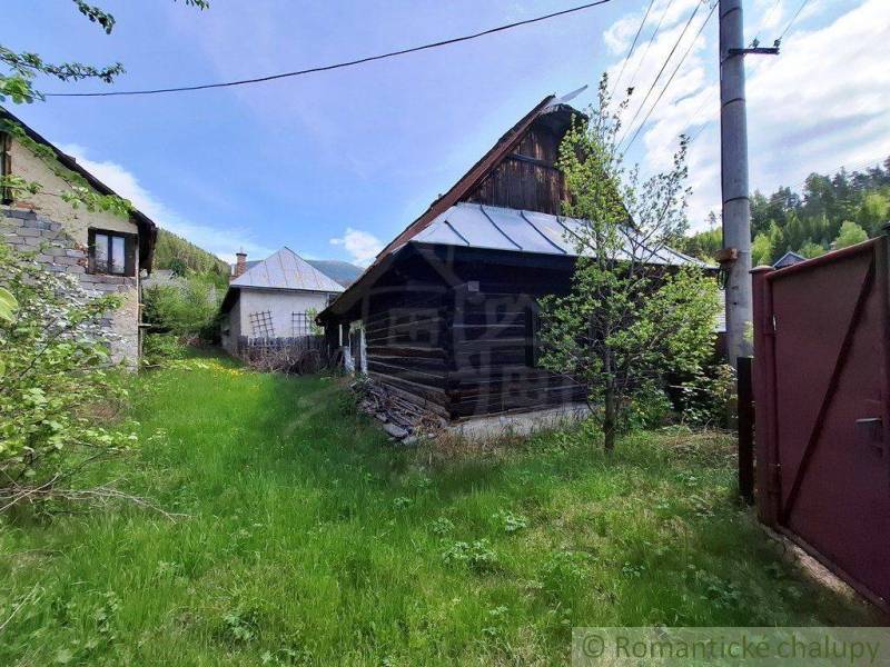 Súbor nehnuteľností určených na revitalizáciu Pohorelá -Nízke Tatry - Rodinný dom v Pohorelej s tradičnou drevenou stavbou a zeleňou v okolí.