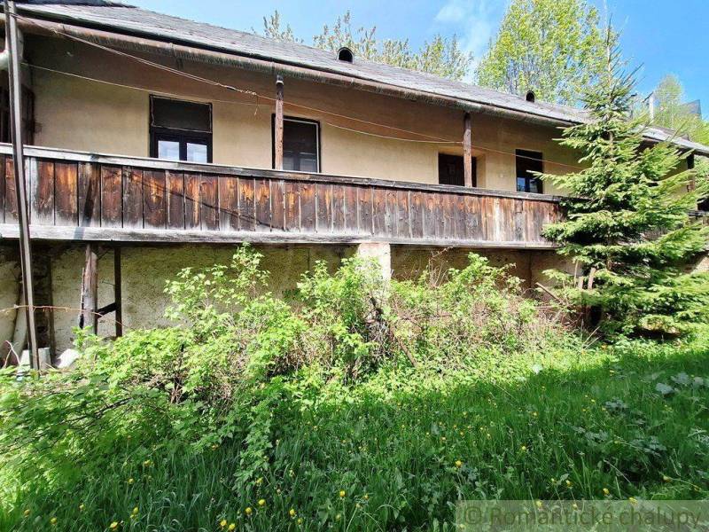 Súbor nehnuteľností určených na revitalizáciu Pohorelá -Nízke Tatry - Rodinný dom v Pohorelej so starším dreveným balkónom a upravenou zeleňou.