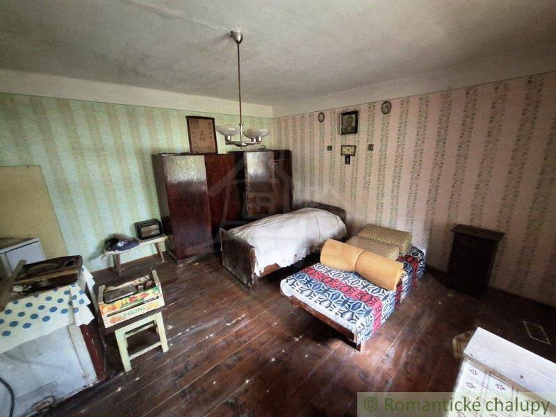 Súbor nehnuteľností určených na revitalizáciu Pohorelá -Nízke Tatry - Retro izba v rodinnom dome s dvomi posteľami a drevenou podlahou.