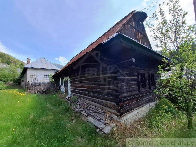 Súbor nehnuteľností určených na revitalizáciu Pohorelá -Nízke Tatry - Rodinný dom v Pohorelej so starou drevenicou a trávnatou záhradou.