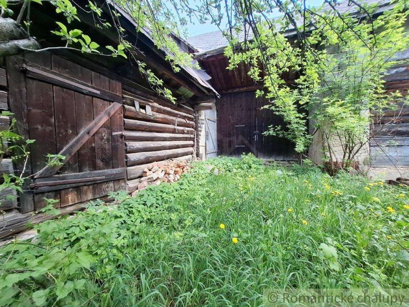 Súbor nehnuteľností určených na revitalizáciu Pohorelá -Nízke Tatry - Drevené stavby a zarastená záhrada pri rodinnom dome v Pohorelej.