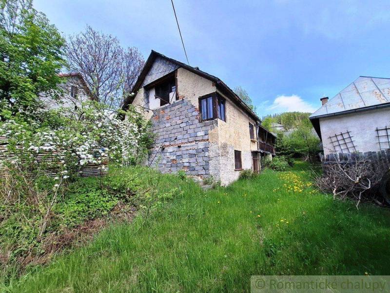 Súbor nehnuteľností určených na revitalizáciu Pohorelá -Nízke Tatry - Starší rodinný dom v dedine Pohorelá obklopený zeleňou a prírodou.