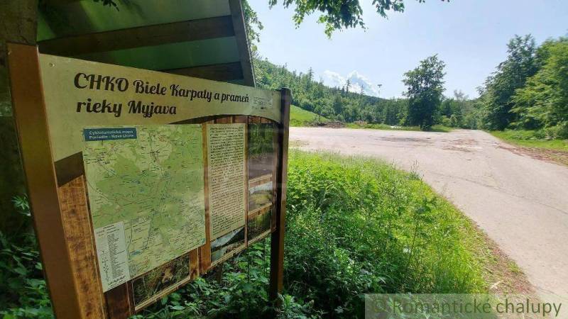 Lyžiarske stredisko Skiland Stará Myjava, okr. Myjava na predaj - Infotabuľa v Bielych Karpatoch pri Starej Myjave obklopená zeleňou s cestou.