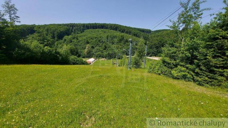 Lyžiarske stredisko Skiland Stará Myjava, okr. Myjava na predaj - Zeleň a svahy obklopujú obchodné priestory v Starej Myjave, ideálne pre relax.
