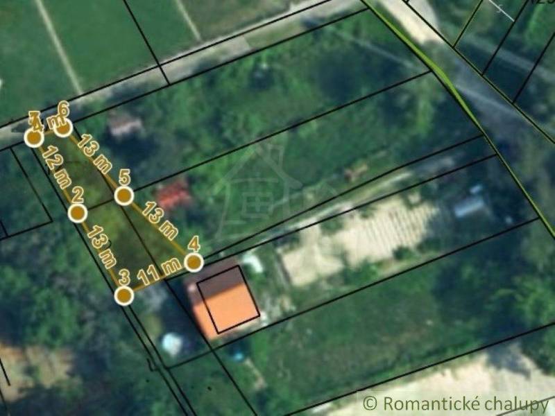 Dve susediace záhrady –12 árov v Stupave, s potenciálom na rekreáciu a - Letecký pohľad na nehnuteľnosť v záhradách Malaciek s vyznačenou dĺžkou hraníc pozemku.