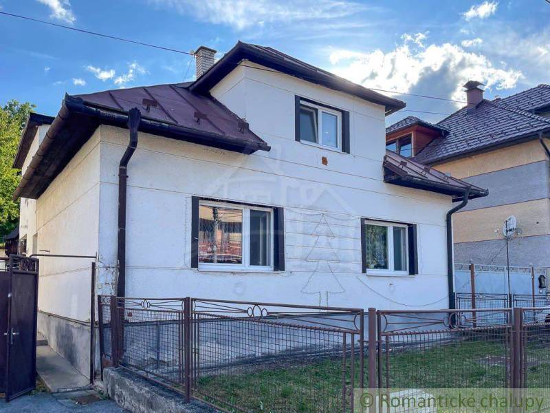 Rodinný dom so slnečnou záhradou v obci Sielnica, okres Zvolen - Rodinný dom v Sielnici s bielou fasádou a šikmou strechou.