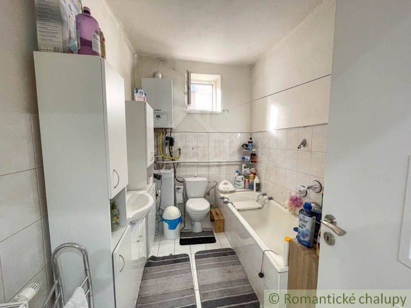 Rodinný dom so slnečnou záhradou v obci Sielnica, okres Zvolen - Kúpeľňa v rodinnom dome so sanitou, skrinkami a vaňou.