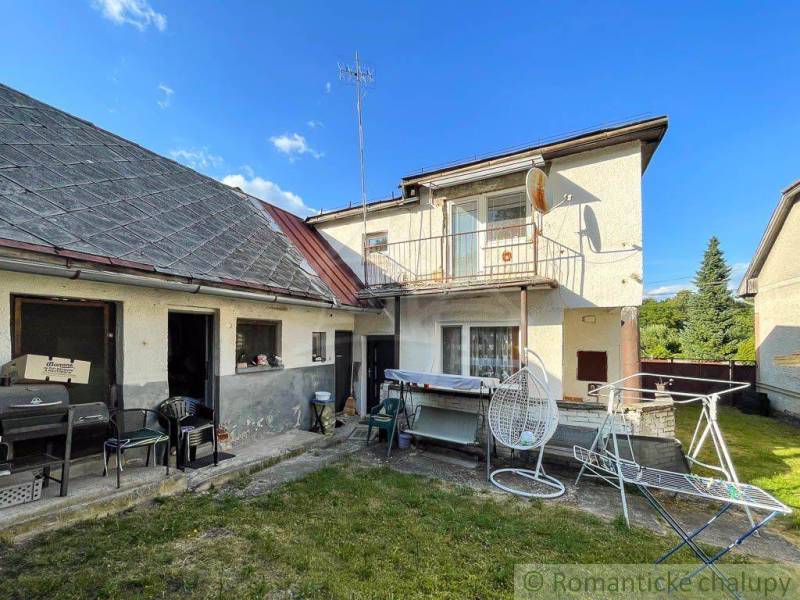 Rodinný dom so slnečnou záhradou v obci Sielnica, okres Zvolen - Rodinný dom v Sielnici, záhrada s terasou, sušiak, hojdacie kreslo, modrá obloha.