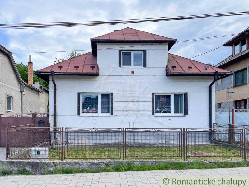Rodinný dom so slnečnou záhradou v obci Sielnica, okres Zvolen - Rodinný dom v Sielnici s plechovou strechou a kovovým plotom.
