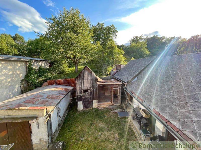 Rodinný dom so slnečnou záhradou v obci Sielnica, okres Zvolen - Dvor rodinného domu v Sielnici so záhradou a drevenou prístavbou.