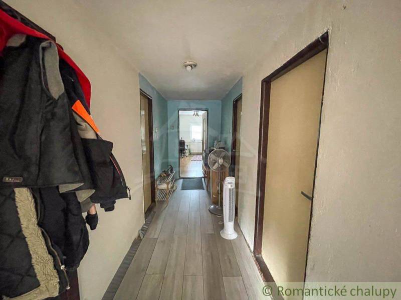 Rodinný dom so slnečnou záhradou v obci Sielnica, okres Zvolen - Chodba v rodinnom dome s vešiakmi, podlahou a ventilátormi.