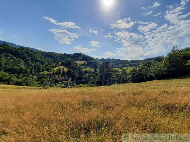 Na predaj slnečný pozemok 5854 m² – Župkov, tichá lokalita s výhľadom - Krajina v okolí Žarnovice, lemovaná lúkami a lesmi, pod modrou oblohou.