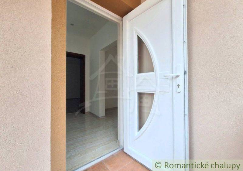 Kompletne zrekonštruovaný dvojizbový rodinný dom v obci Moča - Vstupné dvere do rodinného domu v Komárne, s kachličkovanou podlahou a svetlou chodbou.