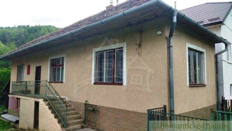 Útulný vidiecky domček, Fričovce - Rodinný dom vo Fričovciach obklopený zeleňou so schodmi a verandou.