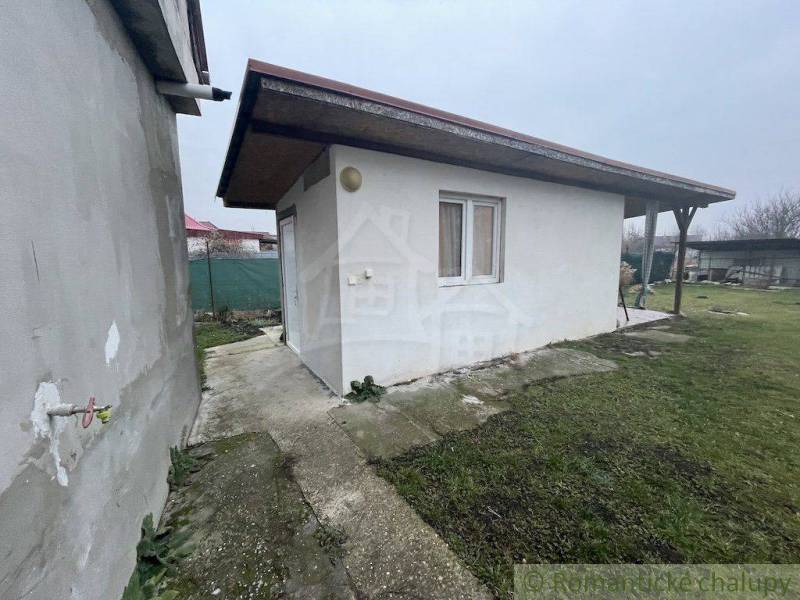 Zrekonštruovaný rodinný dom v tichej lokalite v obci Palárikovo - Záhradný altánok pri rodinnom dome na spevnenej ploche s trávnikom a oplotením.