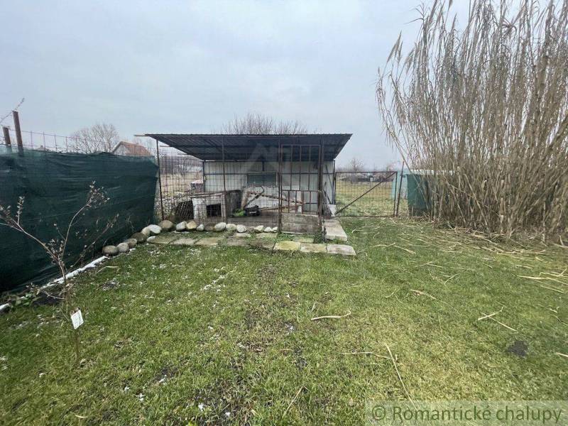 Zrekonštruovaný rodinný dom v tichej lokalite v obci Palárikovo - Záhrada so záhradným domčekom, trávnikom a kamenným chodníkom.