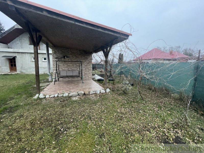 Zrekonštruovaný rodinný dom v tichej lokalite v obci Palárikovo - Rodinný dom s altánkom, hojdačkou a záhradou poskytuje príjemné miesto na relaxáciu.