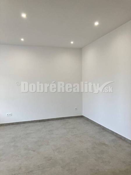 1 - izbový byt na prenájom v širšom centre LC - 1-izbový byt s bielymi stenami a dlažbou na podlahe.