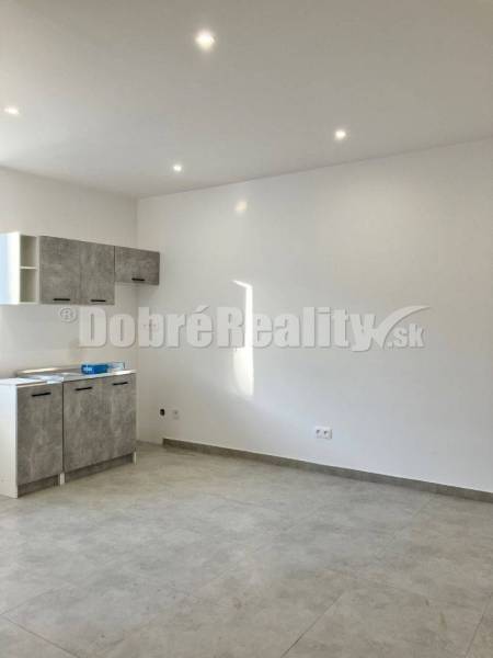 1 - izbový byt na prenájom v širšom centre LC - Moderný interiér 1-izbového bytu so zabudovanými kuchynskými skrinkami a svetlou dlažbou.
