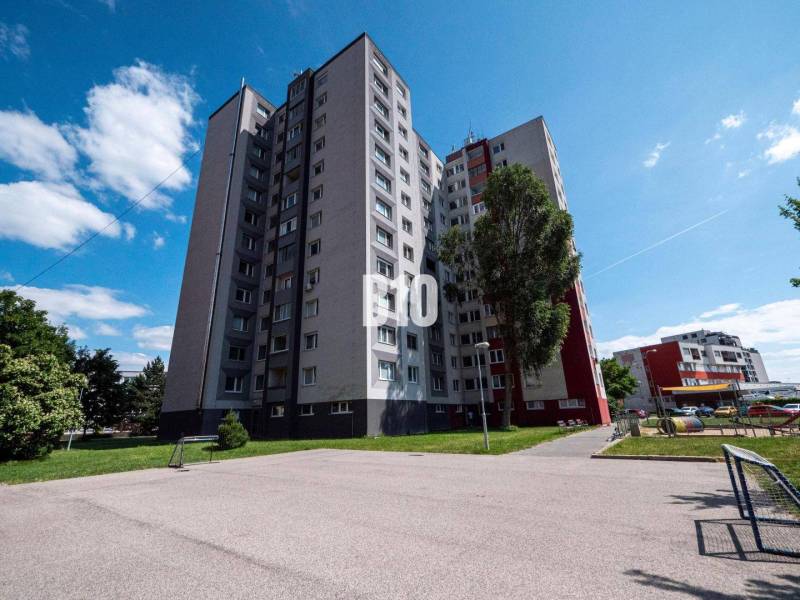 Predaj 3-izbového bytu, Andrusovova, Andrusovova, Bratislava V - Bytový dom v Bratislave na Andrusovovej ulici s okolím a ihriskom.