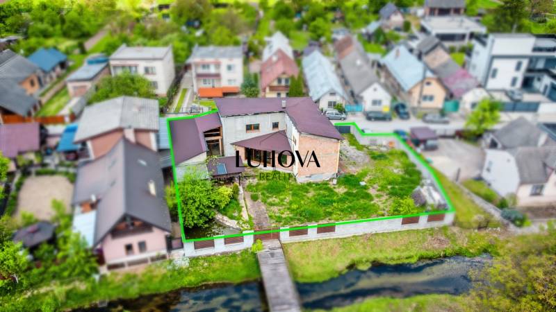 RD v centre obce Beluša – ideálne bývanie aj podnikateľská príležitosť - Rodinný dom v Beluši na Kapitána Nálepku, obklopený záhradou a susednými domami.