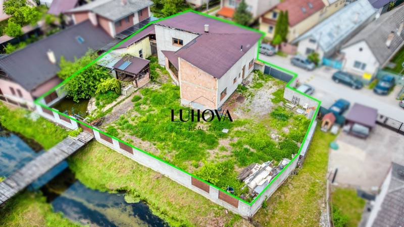 RD v centre obce Beluša – ideálne bývanie aj podnikateľská príležitosť - Rodinný dom na Kapitána Nálepku v Beluši s priestranným dvorom, oplotený pri kanáli.