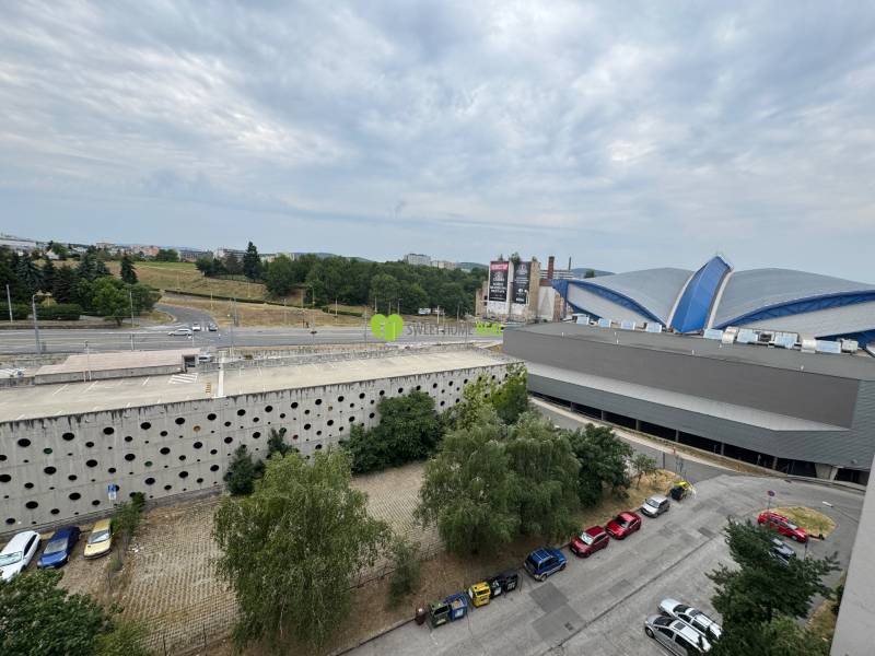 Na prenájom priestranný 3i byt v TOP lokalite Jánošíková, Košice - Výhľad z 3-izbového bytu na sídlisku v Košiciach - mestská časť Juh.