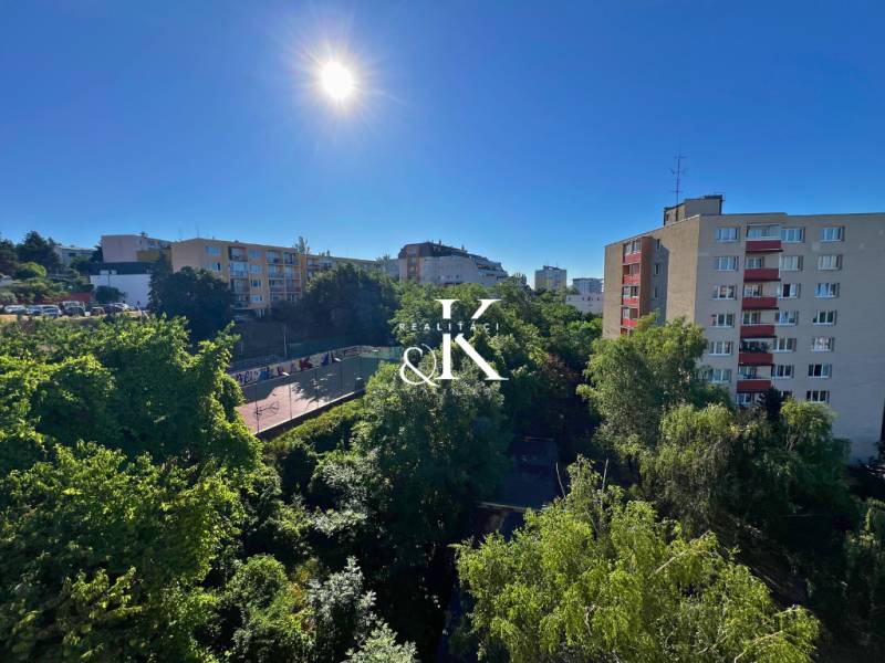 2 i byt s loggiou, balkónom a pivnicou, Ladzianskeho, Kramáre BA III - Slnečný výhľad na zeleň a budovy z 2-izbového bytu na Ladzianskeho v Bratislave.