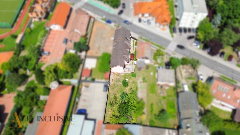 NA PREDAJ PRIESTRANNÝ RODINNÝ DOM, DUNAJSKÁ STREDA - Pohľad zhora na rodinný dom a záhradu na ulici Gyulu Szabóa v Dunajskej Strede.