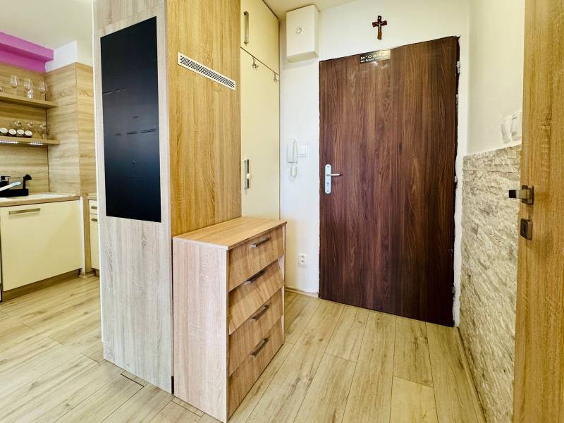 Pekný, slnečný dvojizbový byt v Košiciach - Šaca - Vstupná časť v 2-izbovom byte s drevenou podlahou a kuchynským kútom.