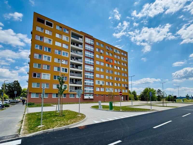 Pekný, slnečný dvojizbový byt v Košiciach - Šaca - Bytová budova na Učňovskej ulici v Košiciach - Šaci.
