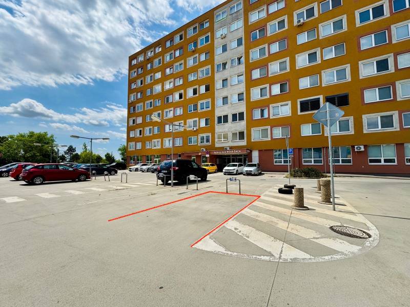 Pekný, slnečný dvojizbový byt v Košiciach - Šaca - Parkovisko pred bytovým domom na Učňovskej ulici v Košiciach-Šaci.