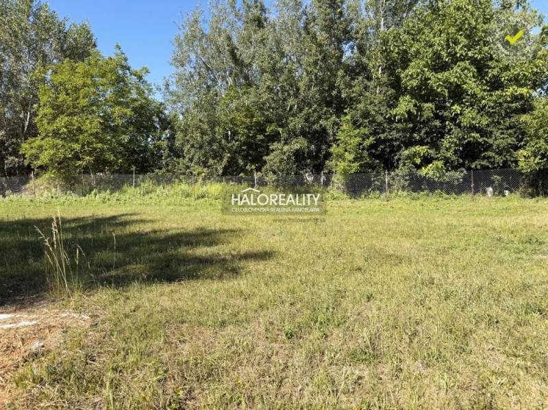 Predaj, pozemok pre rodinný dom   3788 m2 Veľký Mede... - Pozemok na bývanie vo Veľkom Mederi, ohraničený zeleňou a plotom.