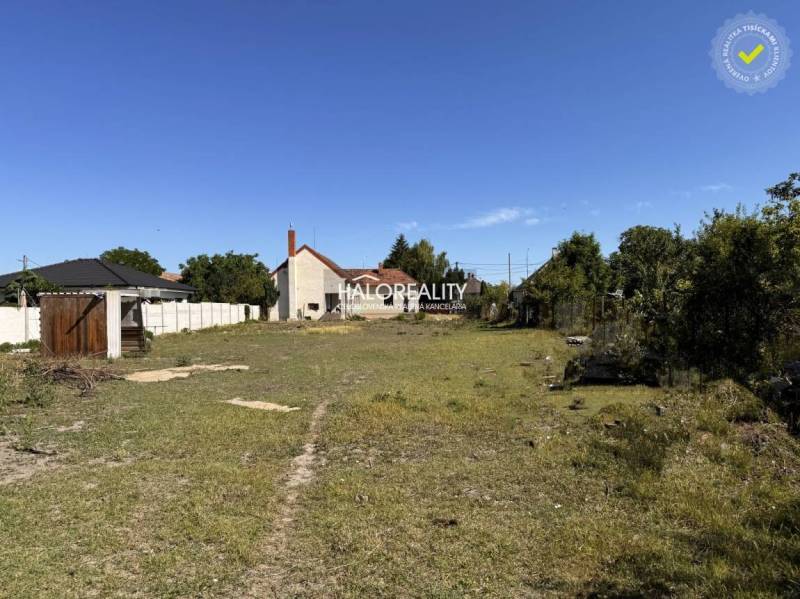 Predaj, pozemok pre rodinný dom   3788 m2 Veľký Mede... - Pozemky - bývanie vo Veľkom Mederi s trávnatou plochou a blízkymi stavbami.