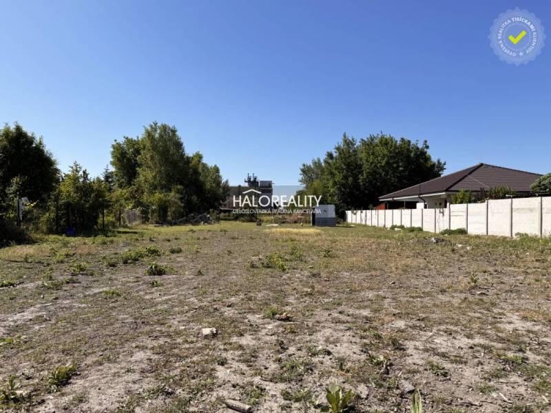 Predaj, pozemok pre rodinný dom   3788 m2 Veľký Mede... - Pozemok vo Veľkom Mederi, ideálny pre bývanie, s rovinným terénom a zeleňou.
