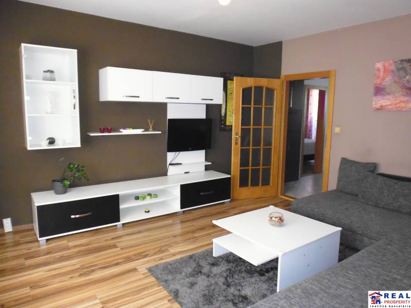 3-izb. byt s loggiou: KOMPLET ZARIADENÝ a ZREKONŠTR., 65 m2 - Lomnická - Obývacia izba s televízorom, pohovkou a nábytkom v 3-izbovom byte.