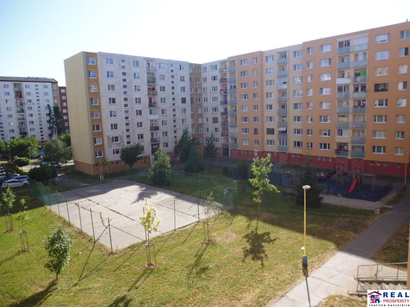 3-izb. byt s loggiou: KOMPLET ZARIADENÝ a ZREKONŠTR., 65 m2 - Lomnická - Sídlisko v Prešove na ulici Lomnická, s detským ihriskom a športovým areálom.
