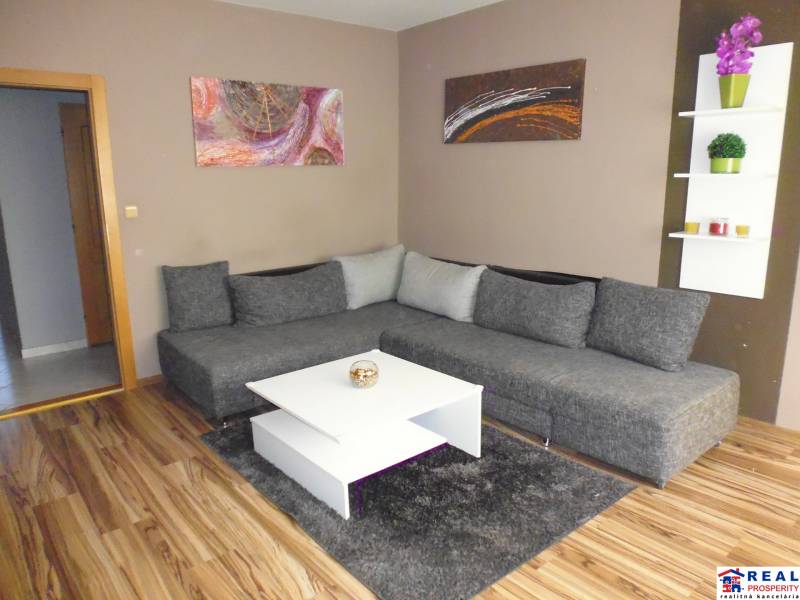 3-izb. byt s loggiou: KOMPLET ZARIADENÝ a ZREKONŠTR., 65 m2 - Lomnická - Obývacia izba v 3-izbovom byte s pohodlnou sedačkou a moderným dekorom.