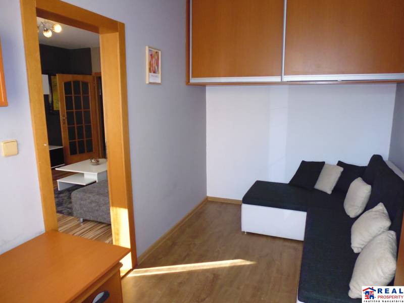 3-izb. byt s loggiou: KOMPLET ZARIADENÝ a ZREKONŠTR., 65 m2 - Lomnická - Obývacia izba s pohovkou a vstavanými skriňami v 3-izbovom byte.