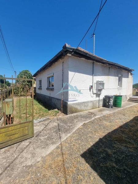 Rodinný dom na predaj, obec Ipolvece, Maďarsko - Rodinný dom v Ipolyveci so starou strechou, zamračený chodník a elektrické vedenie.